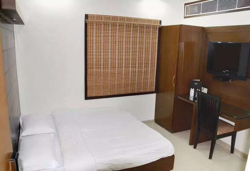 デラックスルーム, Chowdhry Tourist Lodge   New Delhi Railway Station   2 Minutes Walk