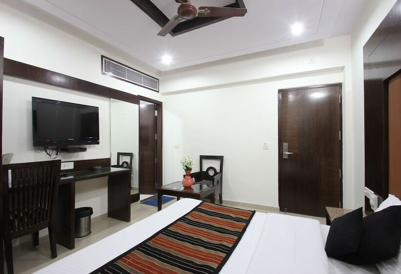 Номер Deluxe, Chowdhry Tourist Lodge   New Delhi Railway Station   2 Minutes Walk