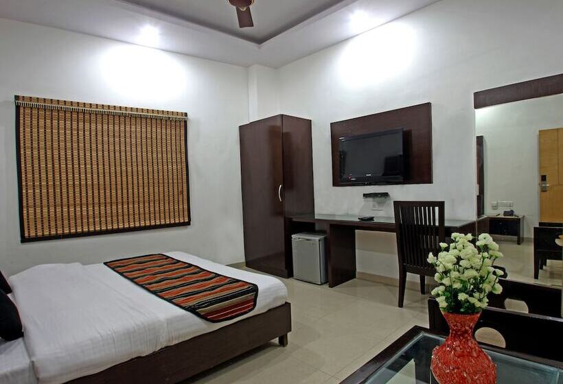 Номер Deluxe, Chowdhry Tourist Lodge   New Delhi Railway Station   2 Minutes Walk