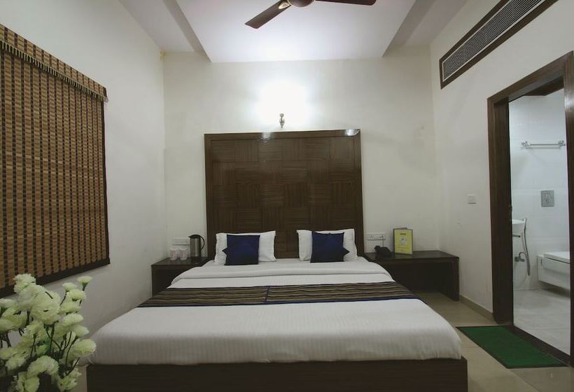 Номер Deluxe, Chowdhry Tourist Lodge   New Delhi Railway Station   2 Minutes Walk
