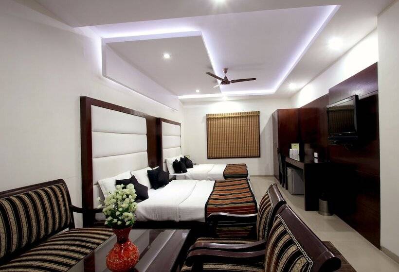 Номер Deluxe, Chowdhry Tourist Lodge   New Delhi Railway Station   2 Minutes Walk