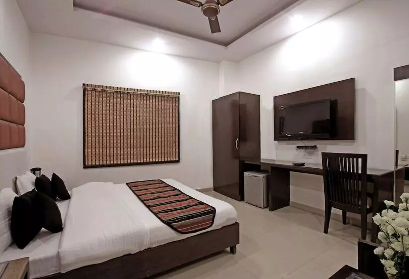 デラックスルーム, Chowdhry Tourist Lodge   New Delhi Railway Station   2 Minutes Walk