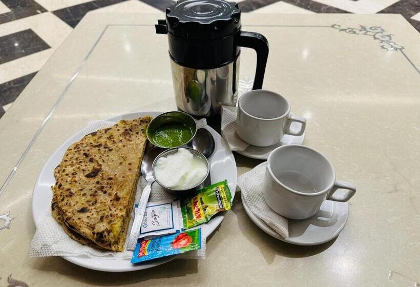 Номер Deluxe, Chowdhry Tourist Lodge   New Delhi Railway Station   2 Minutes Walk