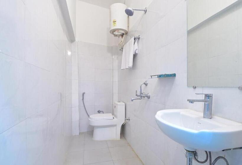 Номер Deluxe, Chowdhry Tourist Lodge   New Delhi Railway Station   2 Minutes Walk