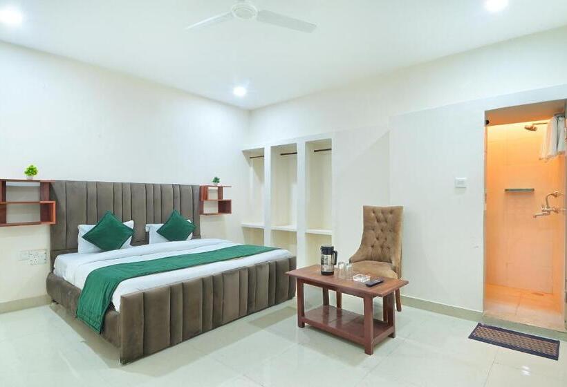 Номер Deluxe, Chowdhry Tourist Lodge   New Delhi Railway Station   2 Minutes Walk