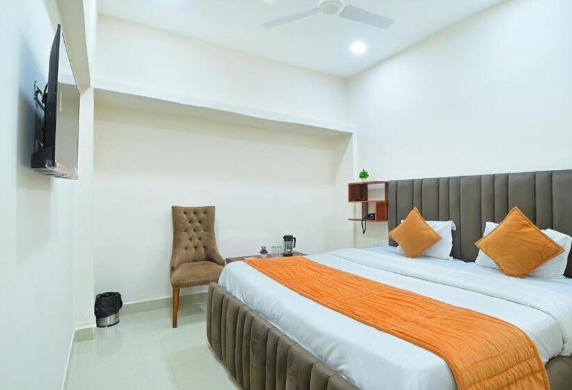 Номер Deluxe, Chowdhry Tourist Lodge   New Delhi Railway Station   2 Minutes Walk