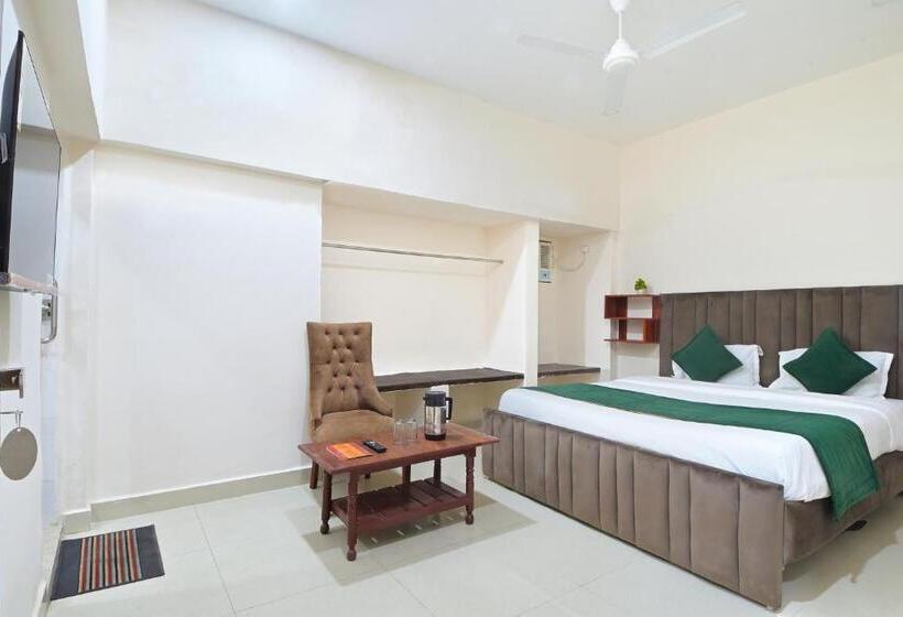 Номер Deluxe, Chowdhry Tourist Lodge   New Delhi Railway Station   2 Minutes Walk