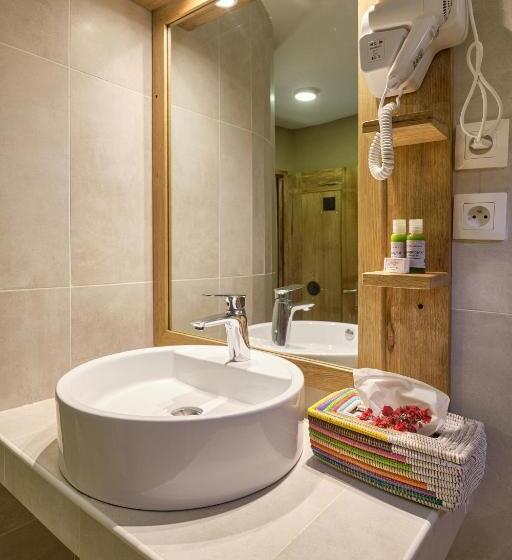 标准单人间, Royam