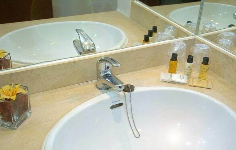 סוויטה נוף לבריכה, Santa Eulalia Hotel & Spa