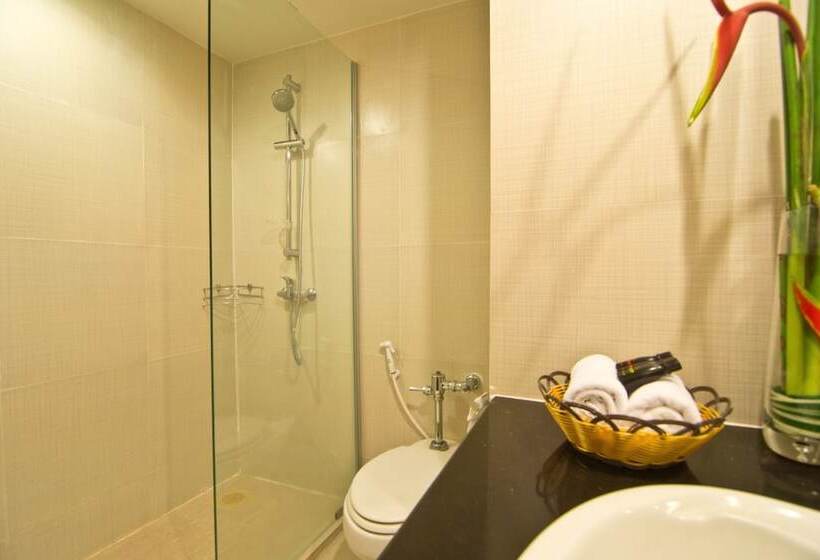 اتاق سوپریور با چشم‌انداز استخر, The Green Park Resort