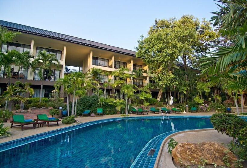 اتاق سوپریور با چشم‌انداز استخر, The Green Park Resort