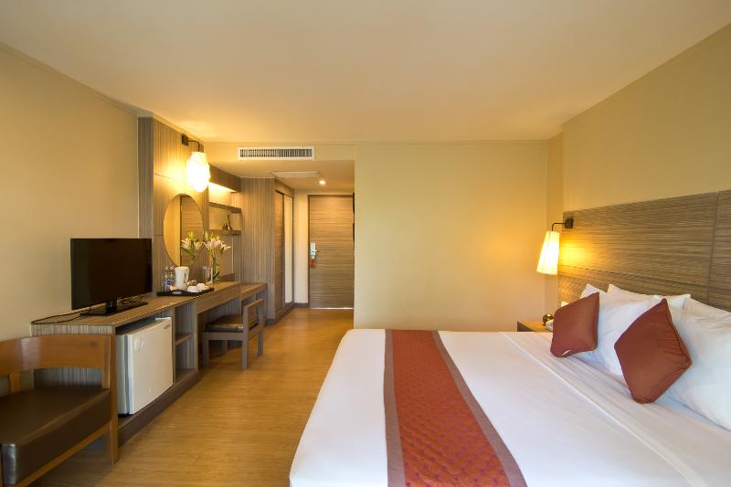 اتاق سوپریور با چشم‌انداز استخر, The Green Park Resort