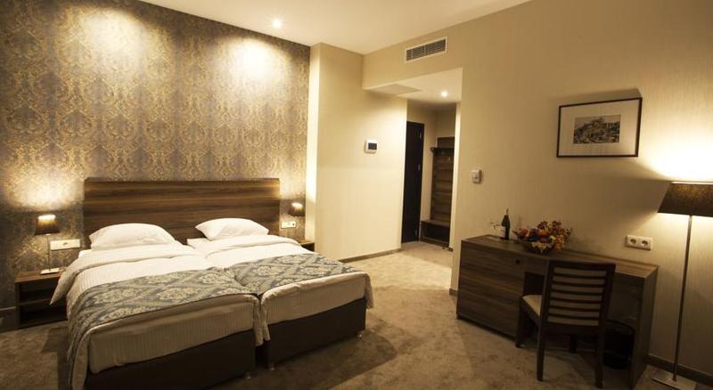 اتاق سوپریور با چشم‌انداز باغ, The Green Park Resort