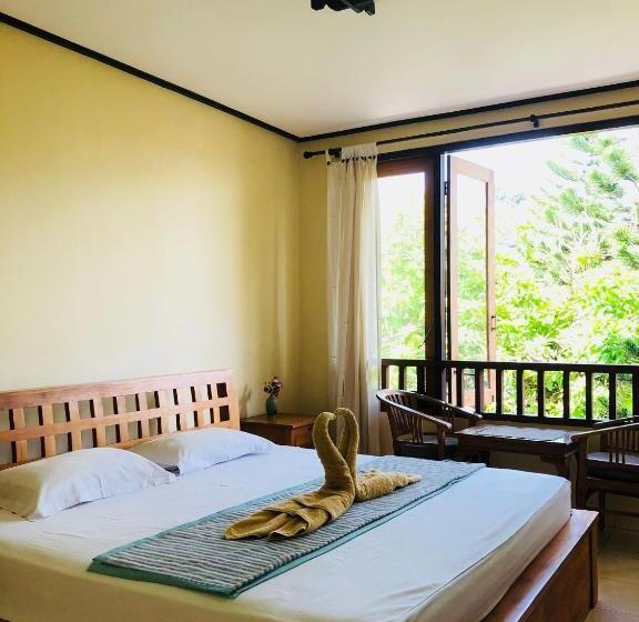 Номер Deluxe Вид на Море с Балконом, Padangbai Beach Inn