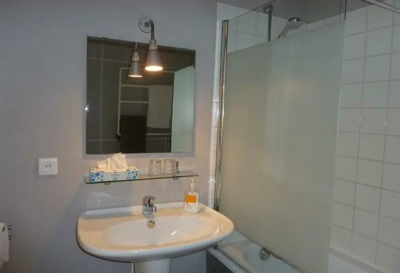 اتاق استاندارد, Une Chambre Dans L'atelier De R