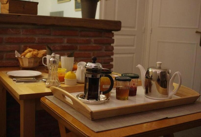 Номер Стандарт, Une Chambre Dans L'atelier De R