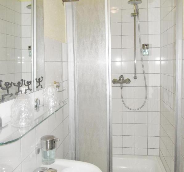 可看到停车场的标准间, Ostseestern