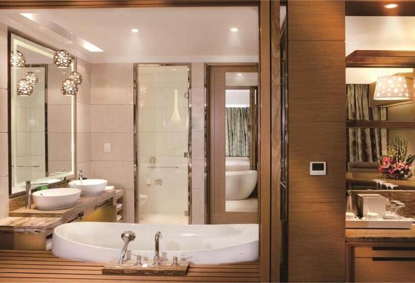 غرفة بريميوم مطلّة علي البحر, Huidong Regal Palace Resort