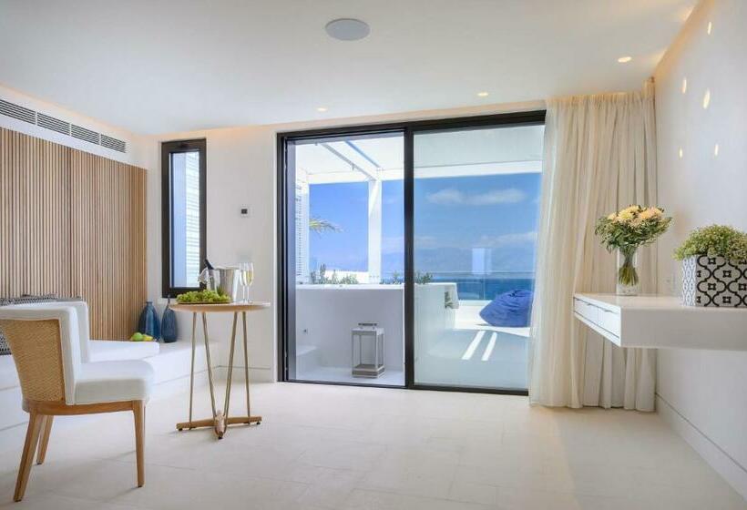 سوییت جونیور با چشم‌انداز دریا, The Island Concept Luxury Boutique Hotel Heated Pool