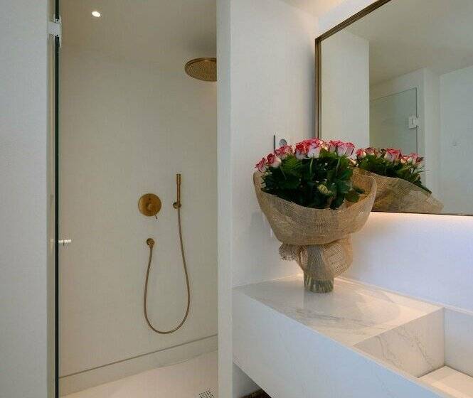 سوییت با چشم‌انداز دریا, The Island Concept Luxury Boutique Hotel Heated Pool