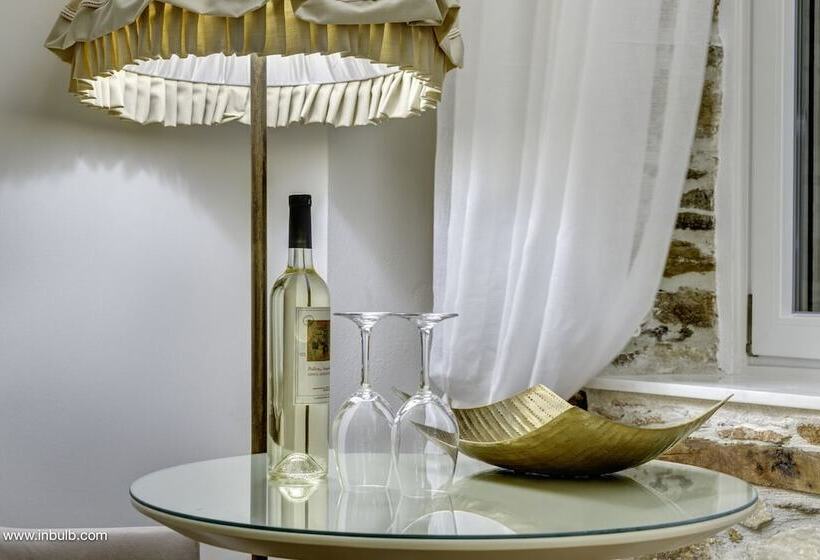 سوییت جونیور با چشم‌انداز جانبی دریا, 1844 Suites Syros