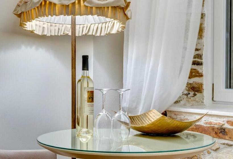 سوییت جونیور با چشم‌انداز جانبی دریا, 1844 Suites Syros