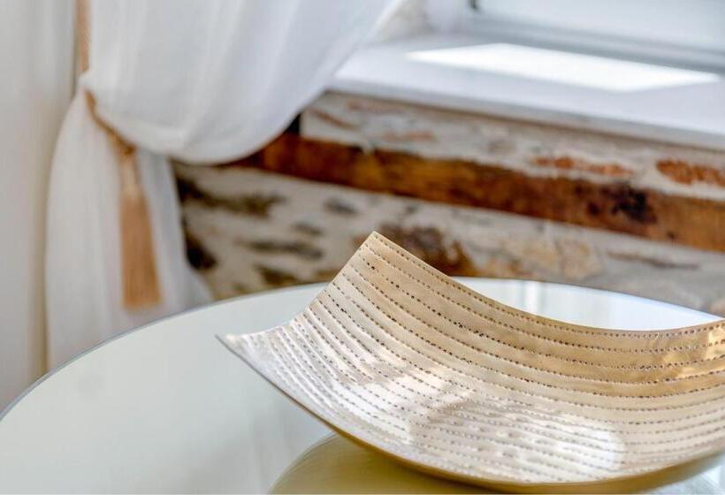 سوییت جونیور با چشم‌انداز جانبی دریا, 1844 Suites Syros