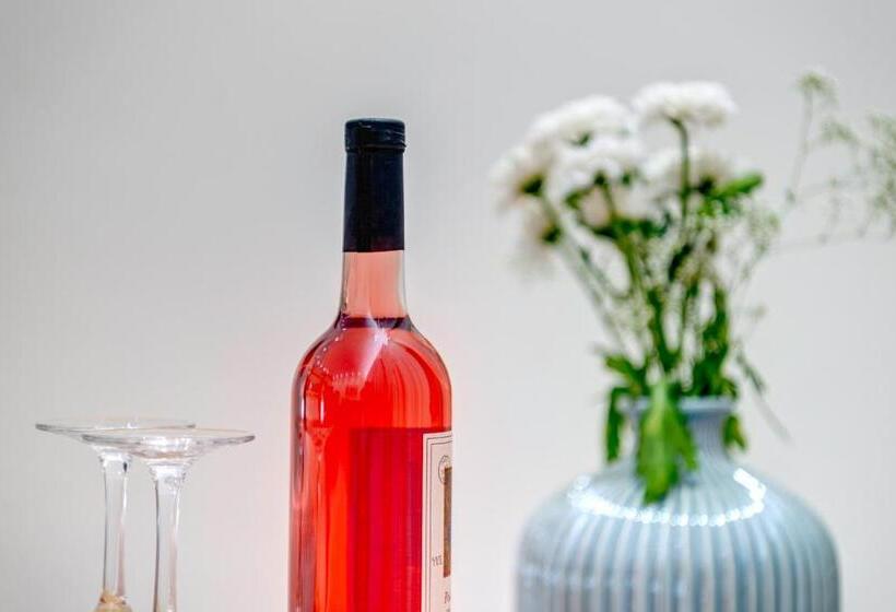 سوییت جونیور با چشم‌انداز جانبی دریا, 1844 Suites Syros