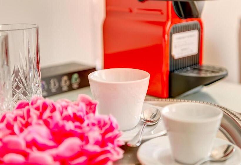 سوییت جونیور با چشم‌انداز جانبی دریا, 1844 Suites Syros