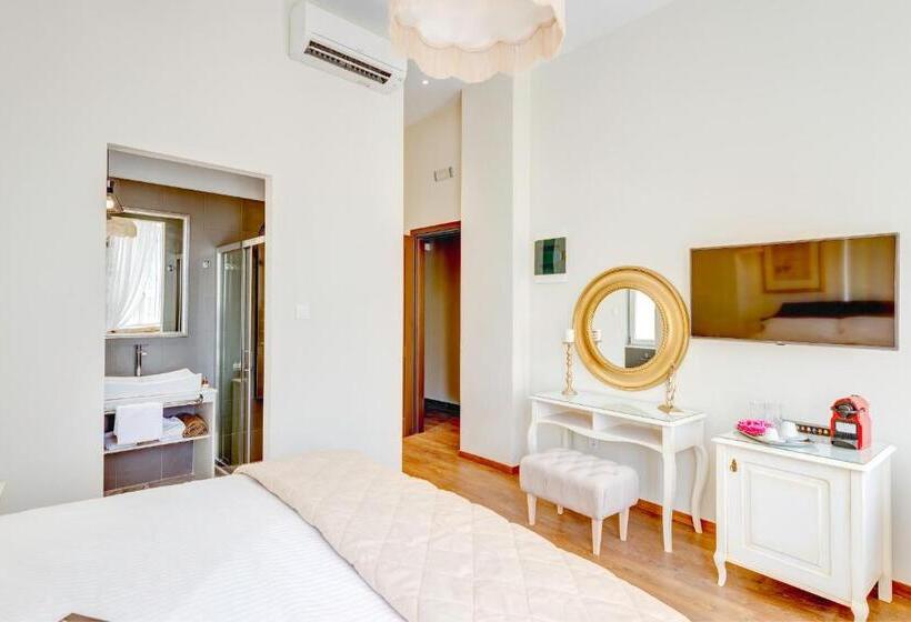 سوییت جونیور با چشم‌انداز جانبی دریا, 1844 Suites Syros