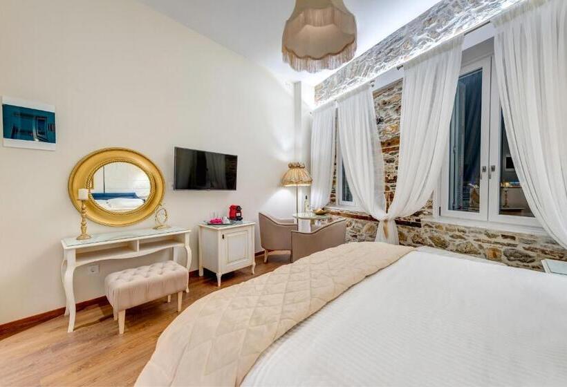 سوییت جونیور با چشم‌انداز جانبی دریا, 1844 Suites Syros