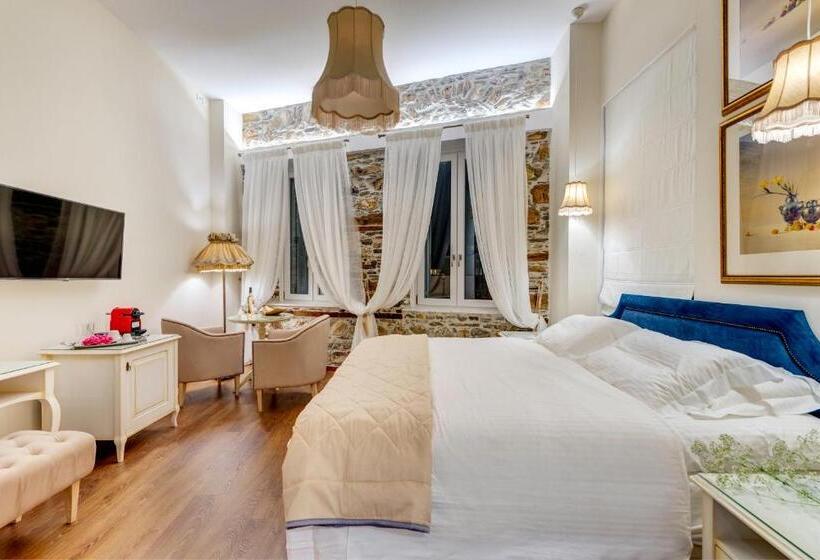 سوییت جونیور با چشم‌انداز جانبی دریا, 1844 Suites Syros