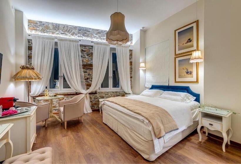 سوییت جونیور با چشم‌انداز جانبی دریا, 1844 Suites Syros