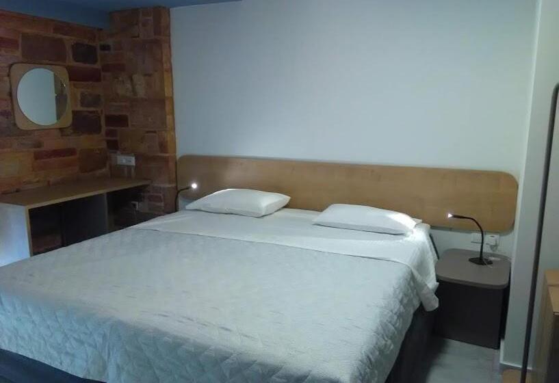 اتاق استاندارد سه نفره, Chios City Inn