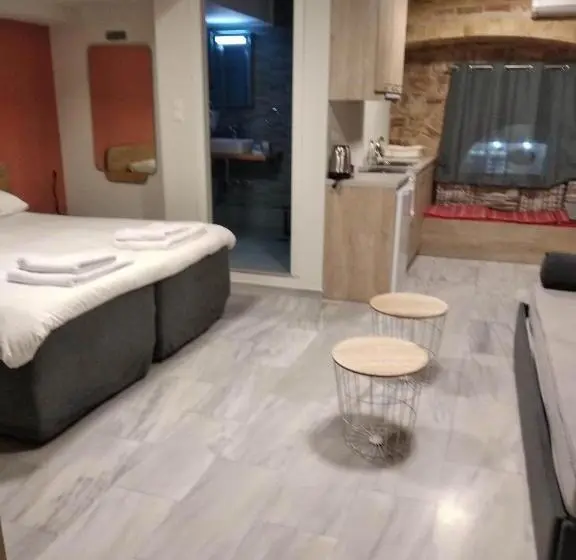 استودیو خانوادگی, Chios City Inn
