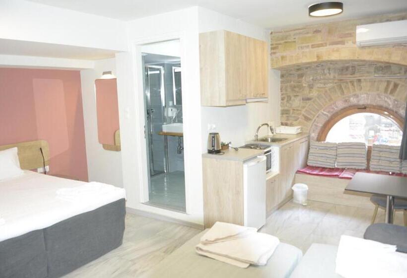 استودیو خانوادگی, Chios City Inn