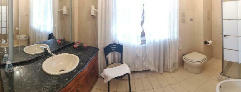 Cameră Standard, Hillary House