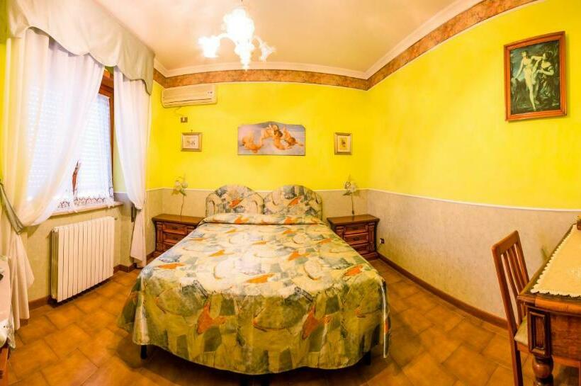 חדר סטנדרט, Hillary House