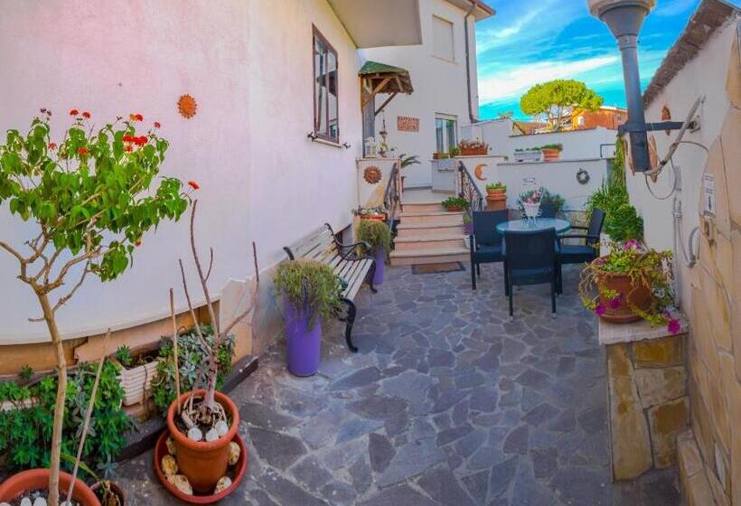 バスルーム共有のトリプルスタンダード, Hillary House