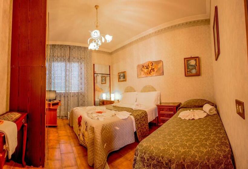 חדר סטנדרט לשלושה עם חדר אמבטיה משוף, Hillary House