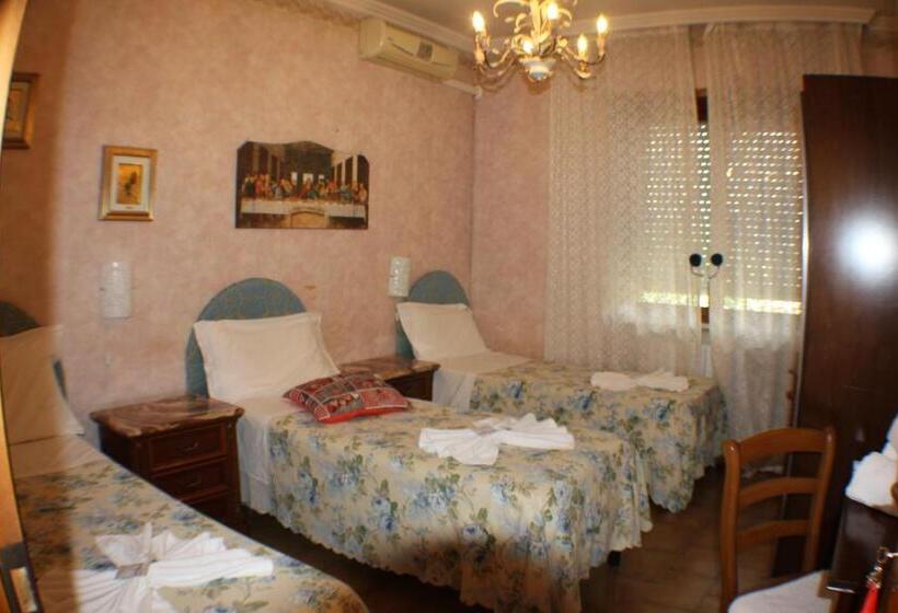 חדר סטנדרט לשלושה עם חדר אמבטיה משוף, Hillary House