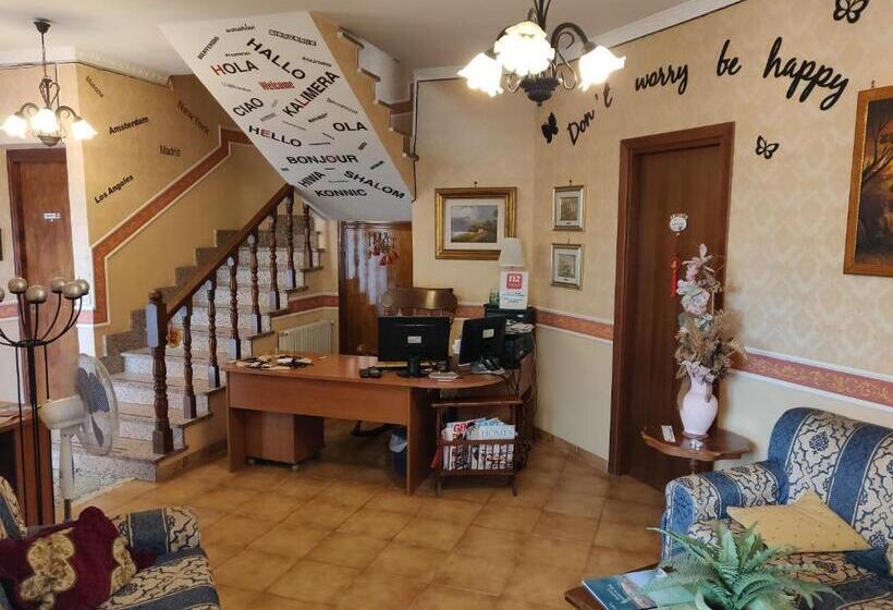 バスルーム共有のトリプルスタンダード, Hillary House