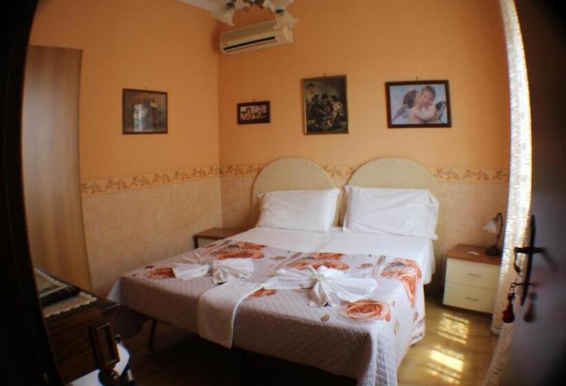 バス共有のスタンダードルーム, Hillary House