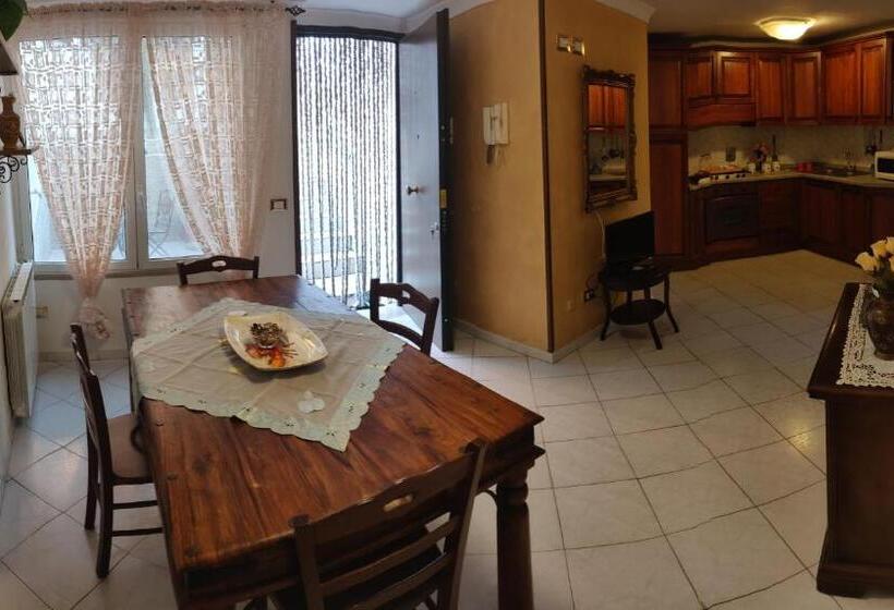 דירת חדר, Hillary House