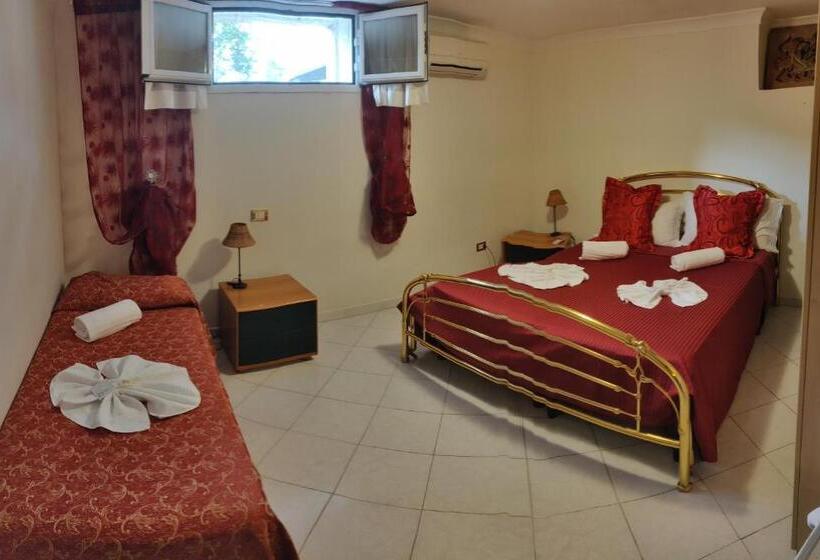 דירת חדר, Hillary House