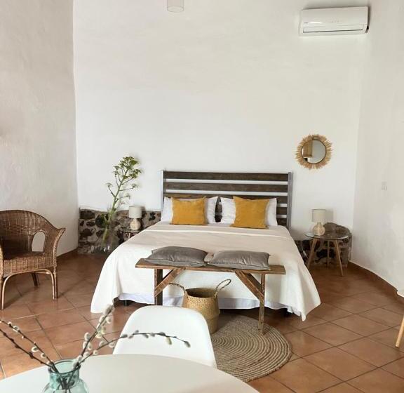 Номер Стандарт Вид на Сад, Is Scabas Guestrooms