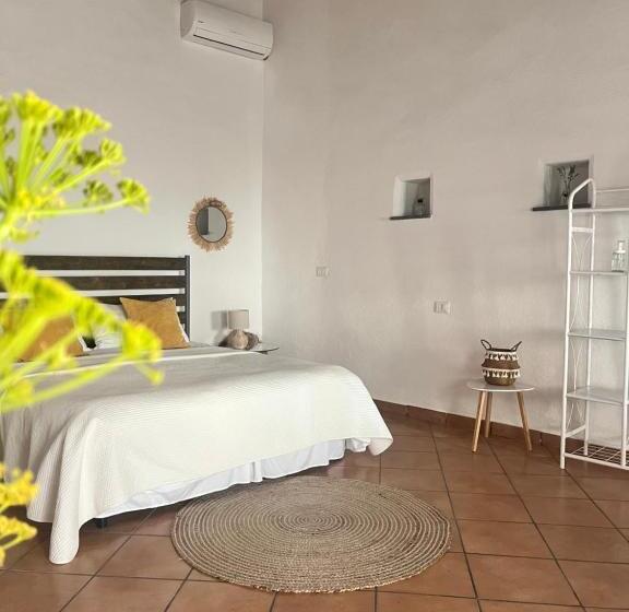 Номер Стандарт Вид на Сад, Is Scabas Guestrooms