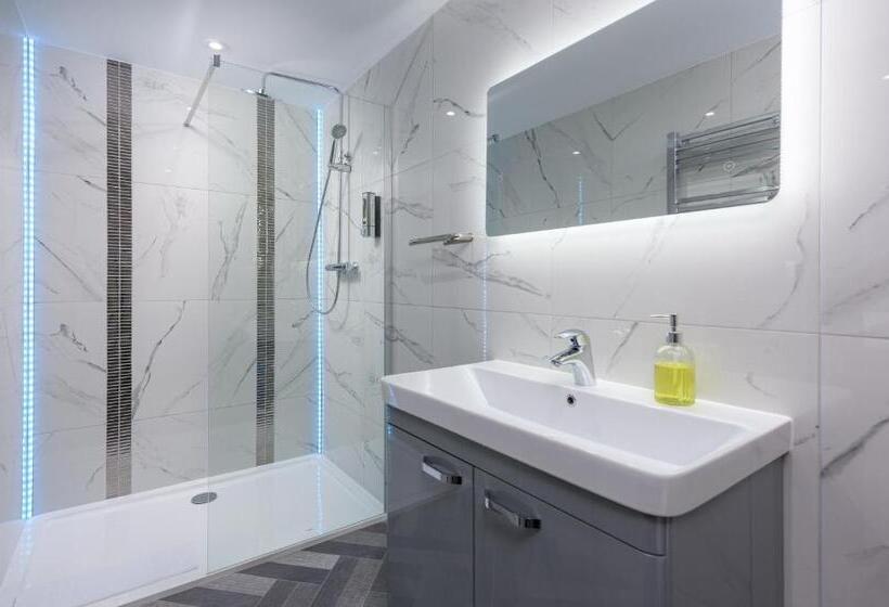 חדר דחוקס עם מיטת קינג, The Stanley