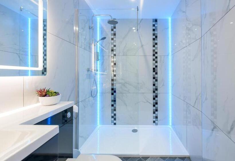 סטודיו דלוקס, The Stanley