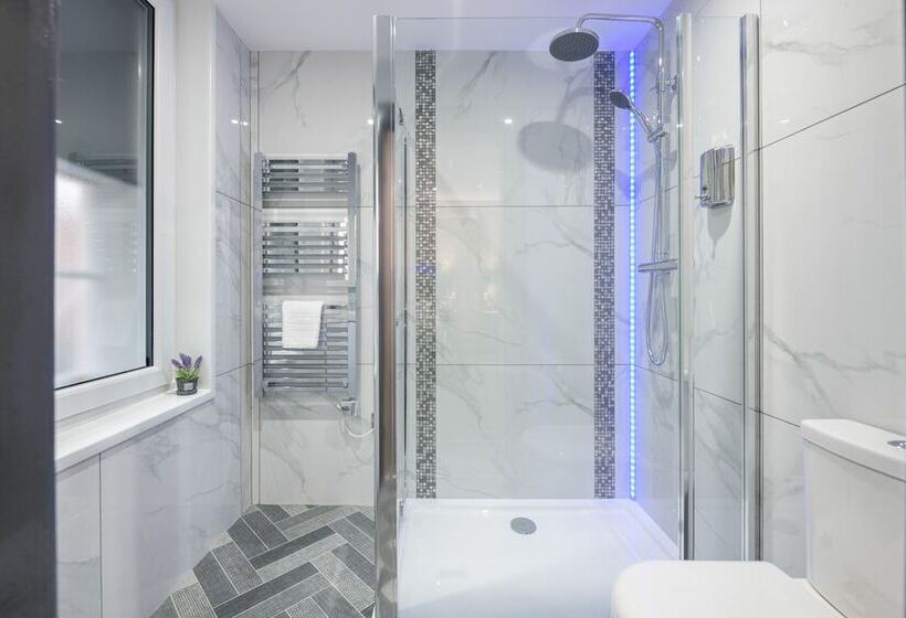 חדר סטנדרט לשלושה, The Stanley